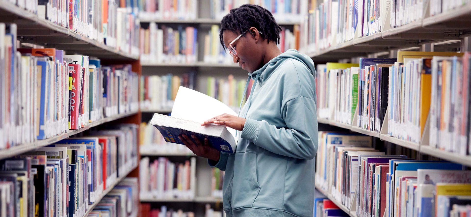 一个学生在图书馆看书.